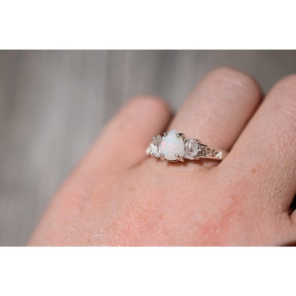 Brilliant opal ring, teardrop or pear shaped center stone with raw clear… - Picture 3 of 3